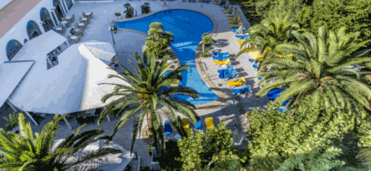 Der beeindruckende Außenpool des Hotels „La Santa María