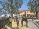 Torri del Benaco - Lago di Garda-Italia 2025-Dorfplatz-Bronzstatuete